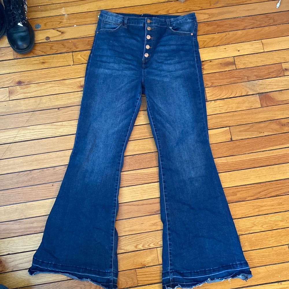 BUCKLE BRAND slightly worn, good condition dark denim flare jeans!